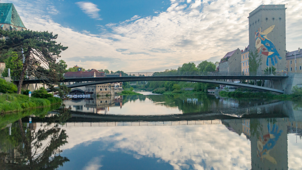A footbridge over the Western Neisse connects Görlitz on the German side and Zgorzelec on the Polish side.