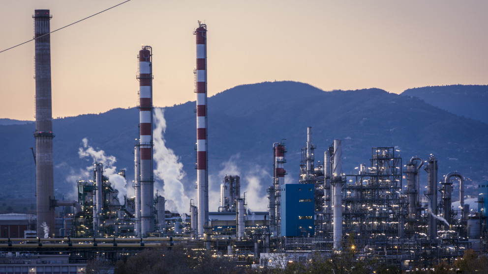 Das Treibhausgas Kohlendioxid, wie es zum Beispiel in Ölraffinerien entsteht, kann für die Industrie zum Wertstoff werden. Oft kostet die Umwandlung jedoch viel Energie.