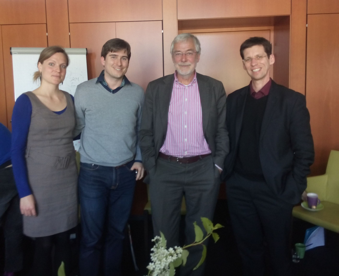 IMG_20160428_155815cut Gerald Hüther (2. von rechts) mit den IASS-WissenschaftlernZoe Lüthi und Thomas Bruhn sowie IASS-Direktor Mark G. Lawrence. (c) Thomas Bruhn