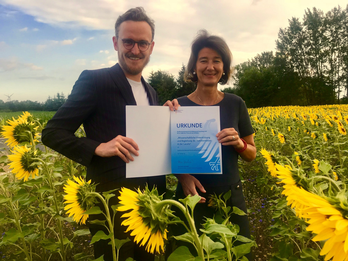 IASS Scientific Director Patrizia Nanz and the project’s scientific co-lead Jeremias Herberg received a certificate from the Federal Research Ministry at the launch of the project.